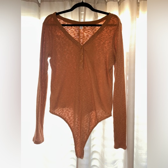 5/$25✨LONG-SLEEVE BODYSUIT - Picture 2 of 2